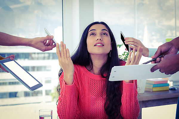 포토 JPG 해외이미지 여자 비즈니스 스트레스 직장 실내 한명 들기 손짓 상반신 20대 성인 앞모습 신체부위 30대 스마트폰 태블릿 사무실 올려보기 비즈니스우먼 주기 업무과다 서류판 성인여자한명만 해외202004 해외포토 1 뷰포인트 회사 모션 사람 청년 내부 장년 전자제품 핸드폰 스마트기기 사무용품 업무 직장인 여자한명만 성인여자만 파일형식