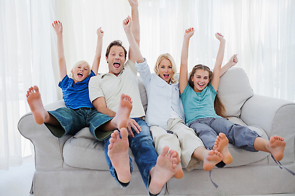 포토 JPG 해외이미지 백인 응시 여자 남자 딸 행복 아들 어린이 40대 중년 거실 가정 가족 응원 엄마 아파트 주택 갈색머리 실내 사람 앉기 소년 여러명 성인 30대 부모 소파 금발 아빠 흥분 필승 해외202004 해외포토 서양인 헤어스타일 시선 감정 다수 의자 관계 모션 내부 건물 장년 우승 파일형식