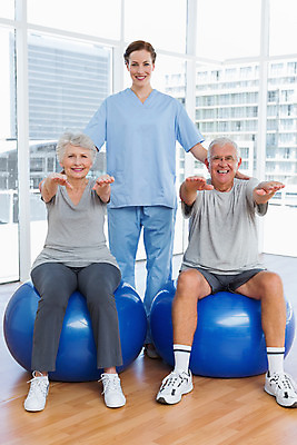 포토 JPG 해외이미지 백인 응시 여자 노년 남자 휴식 실내 건강 병원 서기 앉기 성인 치료 세명 30대 운동 스트레칭 환자 의사 도움 60대 체육관 테라피 돌봄 물리치료 치료사 의료성형뷰티 해외202004 해외포토 서양인 직업 시선 컨셉 의학 모션 사람 내부 장년 뷰티 의료진 파일형식