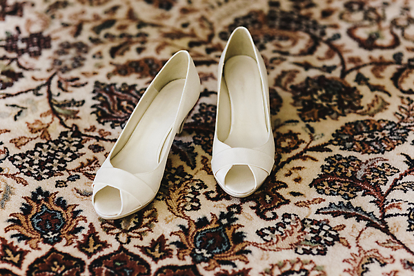 포토 JPG 해외이미지 구두 신발 실내 사람없음 하이힐 오브젝트 웨딩슈즈 해외202004 해외포토 내부 여성화 결혼소품 파일형식