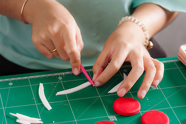 포토 JPG 해외이미지 손 음식 포즈 디저트 기술 요리 사람없음 과자 케이크 주방 빵집 장비 기구 달콤 설탕 자르기 연습 준비 만들기 곰팡이 방법 핸드메이드 스타일 해외202004 해외포토 모션 신체부위 상점 맛 파일형식