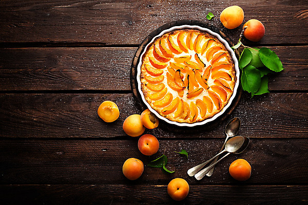 포토 JPG 해외이미지 열매 탁자 디저트 실내 사람없음 하이앵글 숟가락 달콤 나무바닥 살구 타르트 해외202004 해외포토 식물 음식 빵 뷰포인트 가구 과일 바닥 수저 내부 맛 파이_빵 파일형식