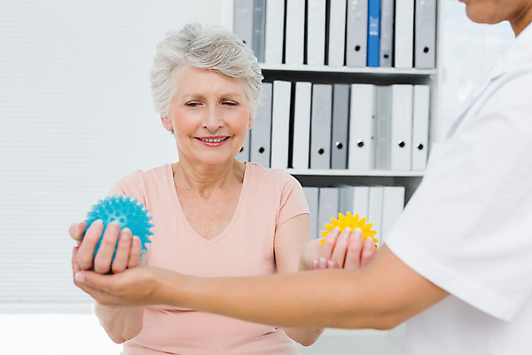 포토 JPG 해외이미지 백인 응시 여자 노년 40대 중년 청진기 함께함 실내 건강 병원 관리 앉기 성인 두명 사무실 환자 의사 도움 60대 테라피 돌봄 치료사 의료성형뷰티 해외202004 정신건강 해외포토 서양인 직업 시선 컨셉 비즈니스 의학 의료기기 모션 사람 내부 뷰티 의료진 파일형식