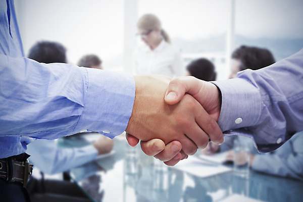 포토 JPG 해외이미지 백인 손 여자 남자 40대 중년 50대 의자 비즈니스 회의 악수 직장 함께함 앉기 여러명 20대 성인 30대 사무실 거래 만남 인사 직장인 비즈니스맨 비즈니스우먼 복도 고급 스마트 책상 동료 직원 경영자 긍정 스타일 세련 해외202004 해외포토 서양인 직업 가구 다수 컨셉 회사 관계 모션 사람 손짓 청년 신체부위 장년 예절 리더 파일형식