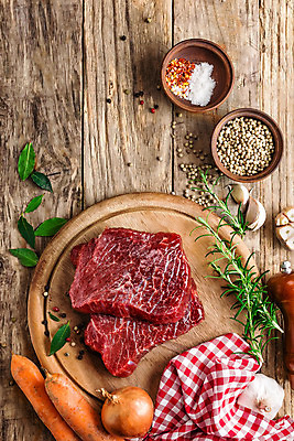 포토 JPG 해외이미지 음식 조각 백그라운드 재료 탁자 양파 건강 마늘 육류 스테이크 요리 비프스테이크 사람없음 목재 빨간색 우주 주방 저녁식사 어둠 당근 소고기 신선 혈액 그릴 상품 정상 바비큐 자르기 먹기 허브 허리 향신료 준비 날것 소금 후추 로즈메리 등심 생식 송아지고기 정육점 해외202004 해외포토 레이스천 나무 식물 컬러 가구 채소 식재료 모션 주방용품 뿌리채소 서양음식 신체부위 상점 식사 직물 향미료 파일형식