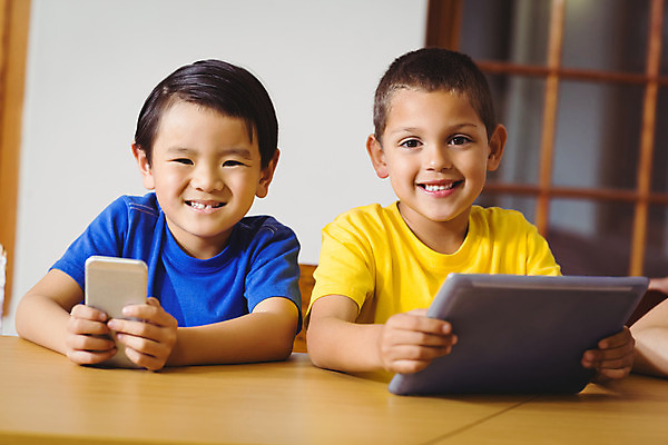 포토 JPG 해외이미지 학생 교육 남자 어린이 교실 학교 함께함 실내 초등학교 소년 두명 스마트폰 핸드폰 컴퓨터 태블릿 터치 잡기 신학기 해외202004 해외포토 컨셉 모션 사람 내부 전자제품 스마트기기 파일형식