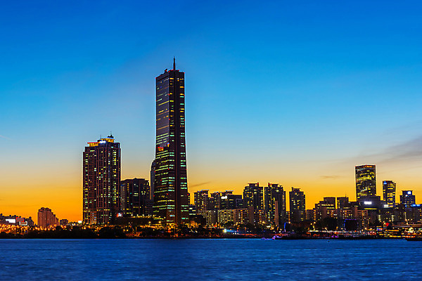 포토 JPG 해외이미지 아시아 여행 비즈니스 건축양식 산 서울 한국 안테나 동양인 풍경 사람없음 건물 금융 도시풍경 탑 텔레비전 어둠 황혼 새벽 도시 센터 N 도심 야간 저녁 장면 지역 대도시 스카이라인 남쪽 해외202004 해외포토 자연요소 건축물 알파벳 건축 나라 통신 인종 경제 전자제품 일몰 방향 파일형식