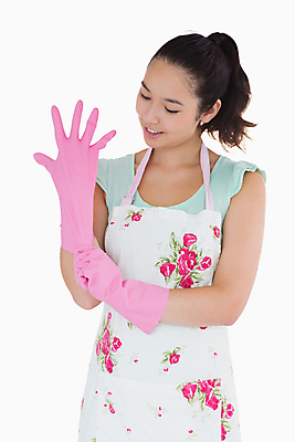 포토 JPG 해외이미지 여자 행복 실내 한명 앞치마 청소 흰배경 카피스페이스 해외202004 해외포토 1 감정 백그라운드 사람 내부 공백 흰색 파일형식