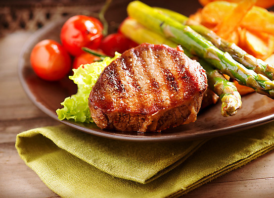 포토 JPG 해외이미지 접시 음식 백그라운드 토마토 채소 부분 육류 스테이크 요리 비프스테이크 사람없음 목재 식당 식사 저녁식사 소고기 튀김 신선 고명 중앙 맛 그릴 바비큐 강의 굽기 메인 메뉴 준비 아스파라거스 점심식사 등심 맛있는 해외202004 해외포토 나무 식기 컨셉 식재료 재료 주방용품 서양음식 상점 구이 파일형식