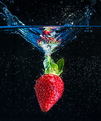 포토 JPG 해외이미지 음식 조각 백그라운드 컨셉 다이어트 과일 모션 딸기 검은배경 실내 식이요법 사람없음 물 힘 거품 폭포 젖음 추위 신선 액체 개울 떨어짐 유기농 분무기 내추럴 고립 바이오 스플래쉬 해외202004 해외포토 자연요소 웰빙 자연 건강 내부 강 검은색 파일형식