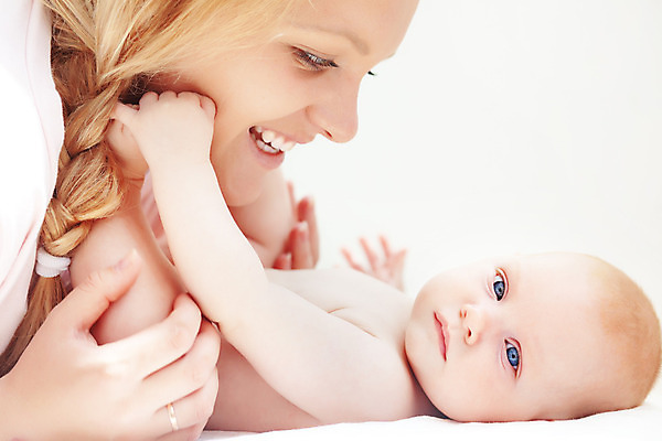 포토 JPG 해외이미지 백인 응시 옷 딸 행복 아들 얼굴 어린이 가족 엄마 새로움 주택 함께함 건강 사랑 사람 소년 성인 두명 빛 금발 육아 흰색 아기 신생아 누드 작음 순수 세대 돌봄 초보 해외202004 싱글맘 한부모가족 해외포토 서양인 헤어스타일 시선 남자 감정 컬러 컨셉 관계 모션 건물 신체부위 크기 파일형식