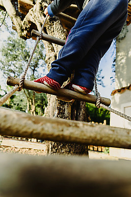 포토 JPG 해외이미지 라이프스타일 공원 어린이 포즈 건축양식 놀이 건강 사람없음 야외 목재 물 환경 정원 도전 게임 시골 놀이터 위험 큼 땅바닥 삼림지대 신중 해외202004 해외포토 자연요소 나무 공공시설 건축 컨셉 재료 바닥 사람 생활 숲 크기 파일형식