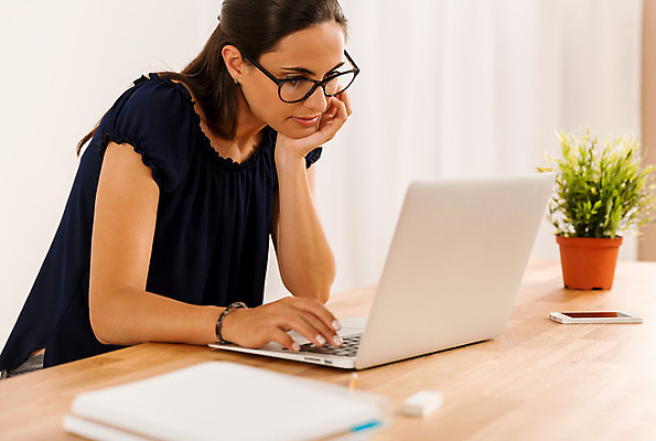 포토 JPG 해외이미지 백인 학생 여자 교육 안경 비즈니스 한명 사람 앉기 성인 노트북 컴퓨터 사무실 교사 성인여자한명만 해외202004 해외포토 서양인 직업 1 잡화 모션 전자제품 여자한명만 성인여자만 파일형식