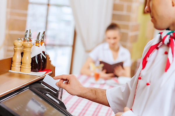 포토 JPG 해외이미지 백인 라이프스타일 남자 행복 비즈니스 손가락 실내 사람 앉기 성인 두명 30대 식당 카페 흰색 구매 상인 웨이터 고객 서비스 전자 해외202004 해외포토 서양인 직업 손 감정 컬러 모션 내부 생활 장년 쇼핑 상점 파일형식