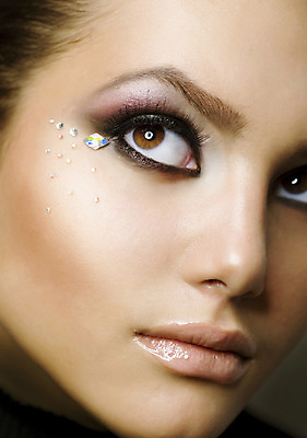 포토 JPG 해외이미지 백인 모델 직업 1 디자인 응시 여자 얼굴 갈색머리 건강 그림자 미술 한명 빛 갈색 머리 유행 검은색 어둠 놀람 회색 흰색 표현 고급 연기 크리스탈 눈썹 피부 만들기 결정체 완벽 스타일 해외202004 해외포토 서양인 헤어스타일 시선 감정 컬러 컨셉 모션 문화예술 표정 사람 신체부위 광석 파일형식