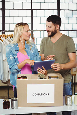 포토 JPG 해외이미지 백인 옷 여자 남자 행복 함께함 서기 20대 성인 두명 30대 상자 태블릿 봉사 도움 상품 복지 동료 기부 돌봄 참여 자선단체 해외202004 해외포토 서양인 감정 컨셉 관계 모션 사람 청년 장년 전자제품 스마트기기 그룹 사회이슈 자선 파일형식
