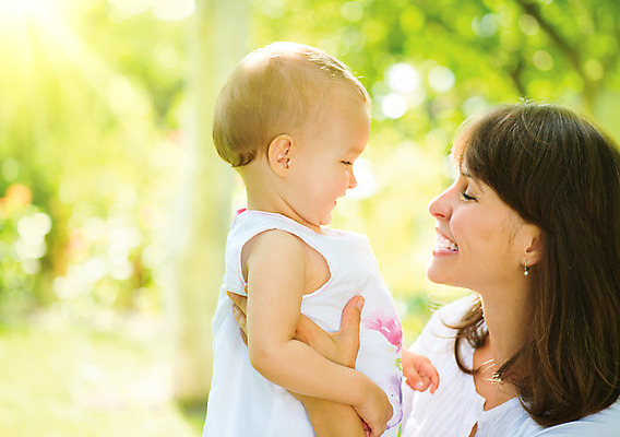 포토 JPG 해외이미지 라이프스타일 공원 여자 딸 행복 어린이 백그라운드 가족 포옹 자연 놀이 엄마 미래 건강 사랑 웃음 야외 두명 초록색 빛 태양 맑음 기쁨 아기 잡기 보케 돌봄 해외202004 해외포토 자연요소 공공시설 감정 컬러 컨셉 관계 안기 모션 날씨 표정 사람 생활 생태계 파일형식