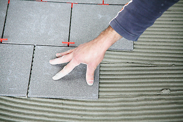 포토 JPG 해외이미지 직업 손 백그라운드 컨셉 노동자 바닥 주택 사람 사람없음 건물 장비 흰색 업무 도자기 자르기 타일 석공 접착제 콘크리트 핸드메이드 해외202004 해외포토 건축물 컬러 모션 신체부위 작업 풀_접착제 파일형식