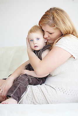 포토 JPG 해외이미지 전신 백인 라이프스타일 딸 행복 유럽 어린이 가족 포옹 모녀 엄마 사람 상반신 성인 두명 옆모습 부모 육아 돌봄 여자만 해외202004 싱글맘 한부모가족 해외포토 서양인 감정 나라 뷰포인트 관계 안기 모션 생활 파일형식