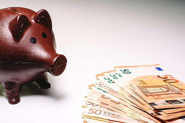 포토 JPG 해외이미지 컨셉 돈 사람없음 금융 저축 돼지저금통 유로 절약 흰배경 해외202004 해외포토 백그라운드 경제 저금통 흰색 재산 파일형식