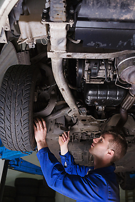 포토 JPG 해외이미지 백인 직업 응시 남자 자동차 노동자 기술 실내 작업복 한명 20대 성인 작업 기술자 수리 아래 집중 서비스 타이어 문제 엔진 정비공 정비소 성인남자한명만 해외202004 해외포토 서양인 1 시선 옷 육상교통 컨셉 사람 청년 내부 방향 위치 남자한명만 성인남자만 파일형식