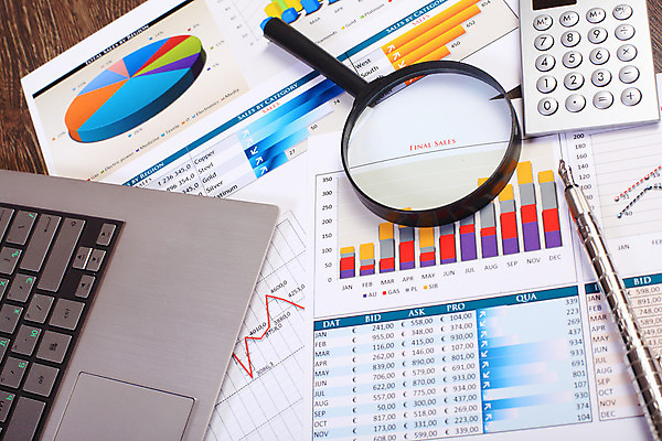 포토 JPG 해외이미지 종이 컨셉 회사 비즈니스 통계 탁자 그래프 직장 사람없음 사무실 펜 볼펜 자료 계산기 정보 키보드 업무 계획 오브젝트 보고서 문서 해외202004 해외포토 가구 문구용품 필기구 장비 작업 파일형식