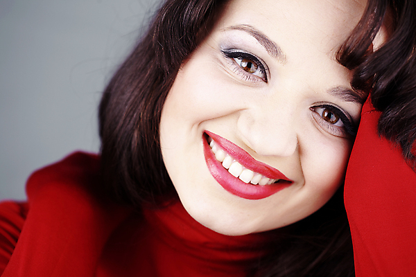 포토 JPG 해외이미지 헤어스타일 행복 얼굴 갈색머리 건강 한명 미소 웃음 사람 빨간색 유행 립스틱 치아 입술 아이라이너 해외202004 해외포토 1 감정 컬러 표정 신체부위 화장품 소화기관 파일형식