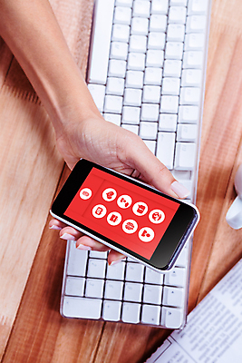 포토 JPG 해외이미지 손 종이 비즈니스 손가락 탁자 직장 들기 신체부위 스마트폰 사무실 스크린 터치 정보 키보드 기록 잡기 작업 비즈니스우먼 신문 어플리케이션 책상 해외202004 해외포토 여자 가구 회사 모션 사람 간행물 핸드폰 스마트기기 직장인 뉴스 파일형식