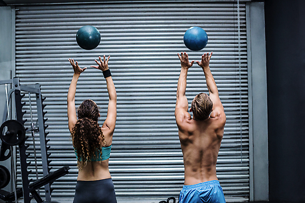 포토 JPG 해외이미지 백인 라이프스타일 여자 남자 근육 함께함 실내 건강 20대 성인 두명 30대 운동복 운동 힘 헬스장 잡기 던지기 체육관 성인만 크로스핏 해외202004 해외포토 서양인 옷 컨셉 모션 사람 청년 내부 생활 장년 헬스 파일형식