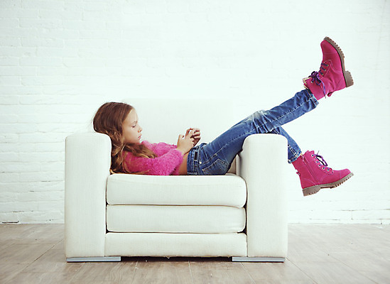 포토 JPG 해외이미지 모델 모자 라이프스타일 옷 계절 행복 어린이 포즈 신발 겨울 의자 휴식 주택 부츠 따뜻함 한명 미소 사람 유행 방 흰색 청바지 스웨터 니트 긍정 스타일 힙스터 해외202004 해외포토 1 잡화 패션 감정 컬러 가구 컨셉 상의 바지 표정 건물 생활 파일형식