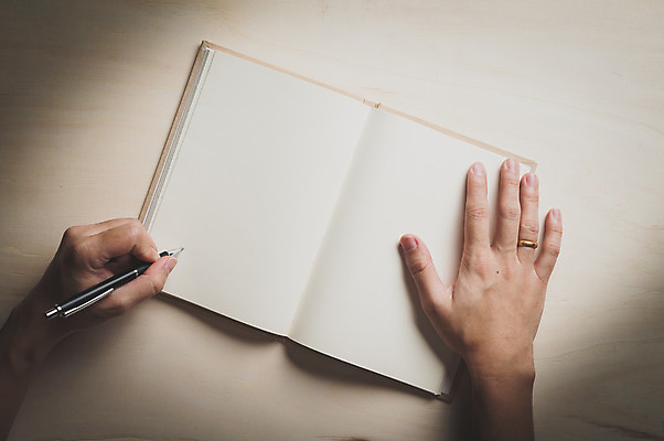 포토 JPG 해외이미지 템플릿 손 디자인 남자 종이 백그라운드 아이디어 신체부위 펜 다이어리 공책 공백 페이지 해외202004 해외포토 컨셉 문구용품 사람 필기구 사무용품 파일형식