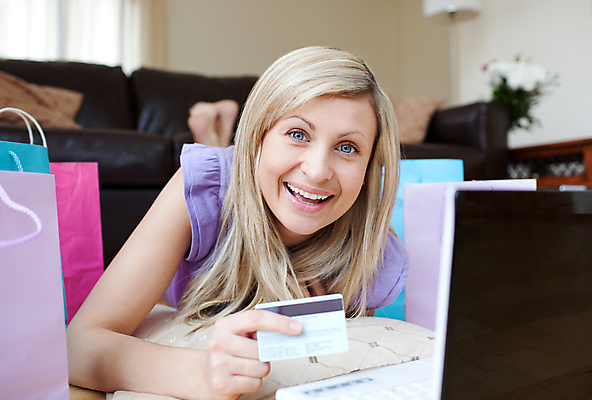 포토 JPG 해외이미지 전신 백인 여자 행복 거실 휴식 한명 성인 쇼핑 소파 눕기 쌓기 웹 신용카드 온라인 전자상거래 체크카드 해외202004 해외포토 서양인 1 감정 컨셉 인터넷 의자 모션 사람 금융 파일형식