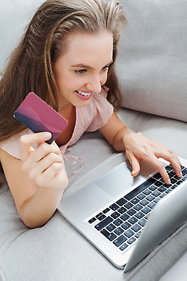 포토 JPG 해외이미지 백인 라이프스타일 여자 행복 거실 인터넷 가정 실내 한명 노트북 쇼핑 컴퓨터 소파 신용카드 온라인 전자상거래 체크카드 해외202004 해외포토 서양인 1 감정 의자 사람 내부 생활 금융 전자제품 파일형식
