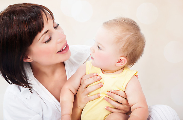 포토 JPG 해외이미지 백인 응시 여자 행복 얼굴 가족 엄마 사랑 사람 상반신 성인 두명 앞모습 기쁨 육아 아기 잡기 돌봄 해외202004 싱글맘 한부모가족 해외포토 서양인 시선 감정 뷰포인트 관계 모션 신체부위 파일형식