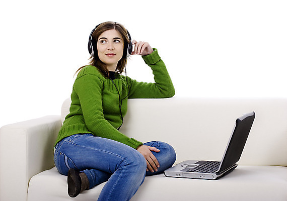 포토 JPG 해외이미지 백인 학생 응시 여자 음악 휴식 실내 한명 사람 앉기 20대 성인 노트북 스마트폰 컴퓨터 소파 갈색 성인여자한명만 해외202004 해외포토 서양인 1 시선 컬러 컨셉 의자 모션 문화예술 청년 내부 전자제품 핸드폰 스마트기기 여자한명만 성인여자만 파일형식