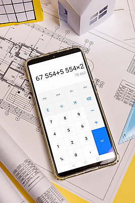 포토 JPG 해외이미지 디자인 종이 백그라운드 컨셉 비즈니스 주택 사람없음 건물 스마트폰 노란색 설계도 계산기 계산 재산 구매 오브젝트 투자 대출 비용 해외202004 해외포토 건축물 컬러 문구용품 건설업 금융 경제 핸드폰 스마트기기 쇼핑 장비 파일형식