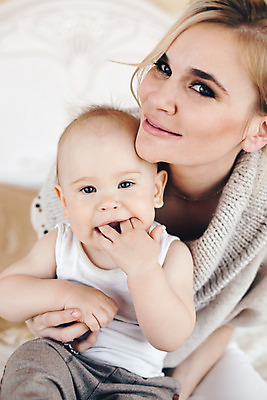 포토 JPG 해외이미지 백인 응시 남자 아들 가족 엄마 실내 사랑 사람 앉기 상반신 성인 두명 앞모습 육아 아기 잡기 돌봄 해외202004 아들바보 싱글맘 한부모가족 해외포토 서양인 시선 감정 뷰포인트 관계 모션 내부 파일형식