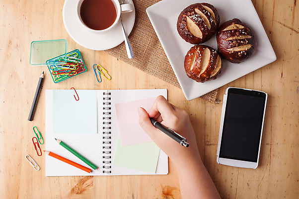 포토 JPG 해외이미지 손 종이 커피 백그라운드 모바일 아이디어 신체부위 연필 펜 다이어리 공책 공백 잡기 작업 클립 페이지 브레첼 해외202004 해외포토 음료 컨셉 모션 문구용품 학용품 디저트 사람 필기구 사무용품 파일형식