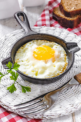 포토 JPG 해외이미지 1 접시 음식 포크 다이어트 부분 탁자 아침 패스트푸드 파슬리 건강 요리 사람없음 목재 빛 주방 식당 계란 식사 튀김 흰색 시골 신선 아침식사 먹기 묘사 싱글 브런치 서빙 부드러움 노른자 오믈렛 내추럴 점심식사 단백질 단절 맛있는 해외202004 해외포토 주간 나무 식기 컬러 가구 채소 재료 모션 상점 알 감각 인스턴트 계란요리 영양소 파일형식