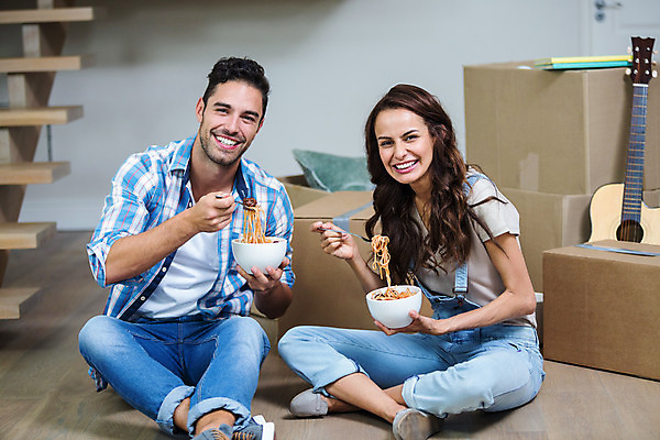 포토 JPG 해외이미지 백인 라이프스타일 커플 응시 여자 남자 행복 음식 가정 모션 새로움 아파트 주택 함께함 실내 사랑 미소 들기 앉기 20대 성인 두명 캐주얼 30대 상자 신선 면 사발 패키지 성인만 해외202004 해외포토 서양인 시선 옷 감정 컨셉 관계 표정 사람 청년 내부 건물 생활 장년 사기그릇 파일형식