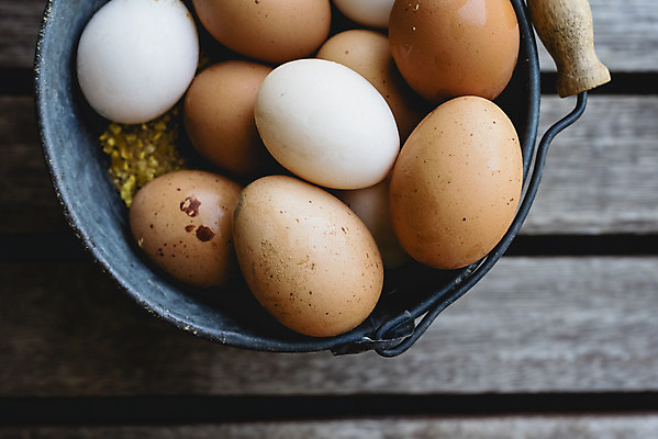 포토 JPG 해외이미지 음식 건강 사람없음 갈색 계란 신선 상품 양동이 유기농 날것 내추럴 해외202004 해외포토 웰빙 컬러 알 파일형식