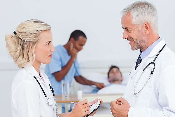 포토 JPG 해외이미지 백인 직업 여자 남자 중년 50대 청진기 실내 병원 서기 여러명 20대 펜 고통 환자 간호사 의사 침대 잡기 실험복 맥박 동료 확인 폴더 병실 채팅 의료성형뷰티 성인만 해외202004 해외포토 서양인 감정 가구 다수 의학 관계 의료기기 모션 사람 청년 성인 내부 필기구 의료진 가운 파일 파일형식