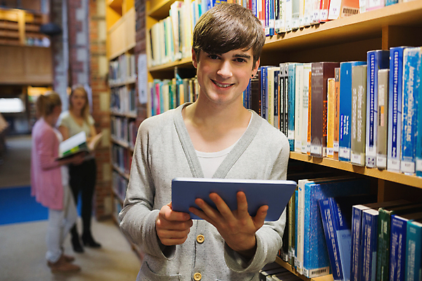 포토 JPG 해외이미지 백인 학생 응시 교육 남자 백그라운드 책장 갈색머리 실내 한명 서기 20대 책 학습 스터디 태블릿 터치 정보 잡기 도서관 대학교 터치스크린 해외202004 해외포토 서양인 1 헤어스타일 시선 가구 학교 모션 사람 청년 내부 전자제품 스마트기기 파일형식
