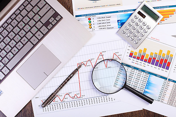 포토 JPG 해외이미지 종이 컨셉 회사 비즈니스 통계 탁자 그래프 직장 사람없음 사무실 펜 볼펜 자료 계산기 정보 키보드 업무 계획 오브젝트 보고서 문서 해외202004 해외포토 가구 문구용품 필기구 장비 작업 파일형식