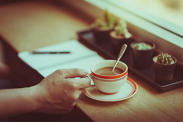 포토 JPG 해외이미지 라이프스타일 손 남자 커피 음료 백그라운드 비즈니스 아침 추상 휴가 휴식 직장 건강 사람없음 컵 펜 평화 상점 다이어리 공책 카페 수확 작업 바 잡지 상쾌 주말 향 에스프레소 단절 소셜네트워크 필터 힙스터 효과 해외202004 해외포토 주간 식기 패션 감정 컨셉 무늬 농업 회사 문구용품 사람 생활 신체부위 간행물 필기구 사무용품 파일형식