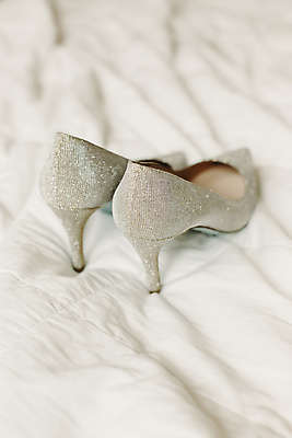 포토 JPG 해외이미지 구두 신발 실내 사람없음 하이힐 오브젝트 웨딩슈즈 해외202004 해외포토 내부 여성화 결혼소품 파일형식