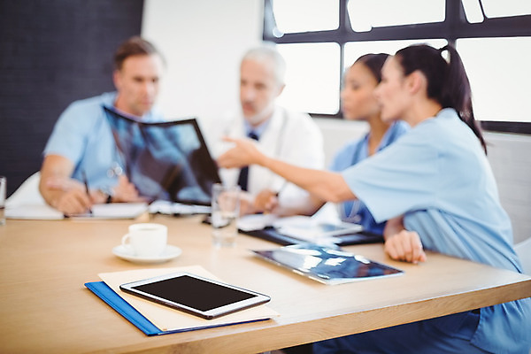 포토 JPG 해외이미지 백인 직업 여자 남자 40대 중년 인터넷 탁자 회의 직장 엑스레이 실내 건강 병원 여러명 20대 성인 30대 태블릿 웹 간호사 의사 실험복 동료 회의실 문서 파일 폴더 외과 인턴 의료성형뷰티 성인만 해외202004 해외포토 서양인 가구 다수 회사 비즈니스 의학 관계 사람 청년 내부 장년 전자제품 스마트기기 의료진 가운 파일형식