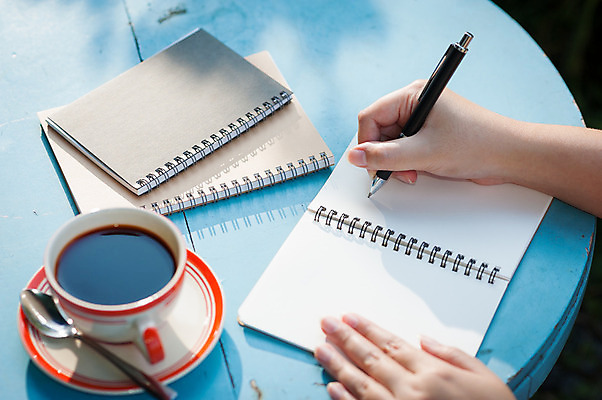 포토 JPG 해외이미지 라이프스타일 손 여자 커피 음료 백그라운드 탁자 휴식 아이디어 신체부위 컵 펜 다이어리 공책 카페 해외202004 해외포토 식기 가구 컨셉 문구용품 사람 생활 필기구 상점 사무용품 파일형식