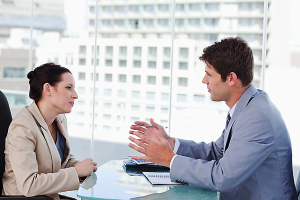 포토 JPG 해외이미지 백인 여자 남자 앉기 손짓 상반신 성인 두명 사무실 비즈니스맨 비즈니스우먼 자신감 면접 지원 성인만 해외202004 해외포토 서양인 감정 비즈니스 모션 사람 직장인 파일형식