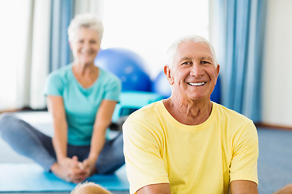 포토 JPG 해외이미지 백인 라이프스타일 여자 노년 남자 행복 스포츠 건강 병원 앉기 두명 운동복 운동 건강관리 스트레칭 환자 60대 70대 바디케어 의료성형뷰티 해외202004 해외포토 서양인 옷 감정 의학 모션 관리 사람 성인 생활 파일형식